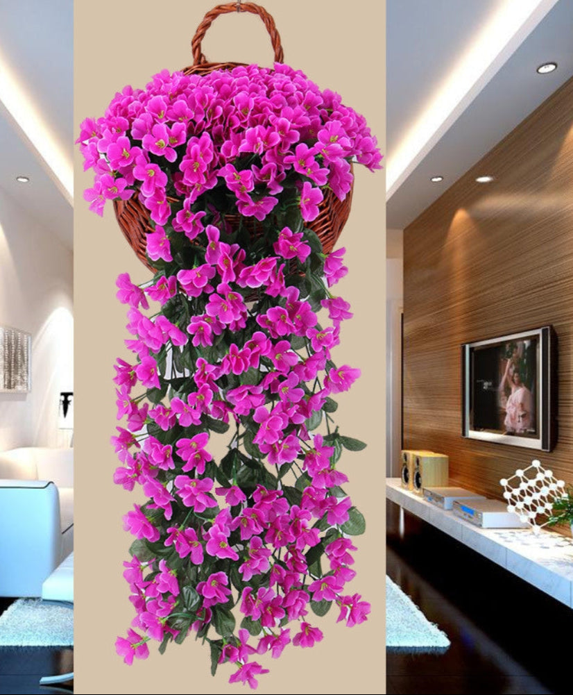 Wunderschöne Wanddekoration aus künstlichen Blumen