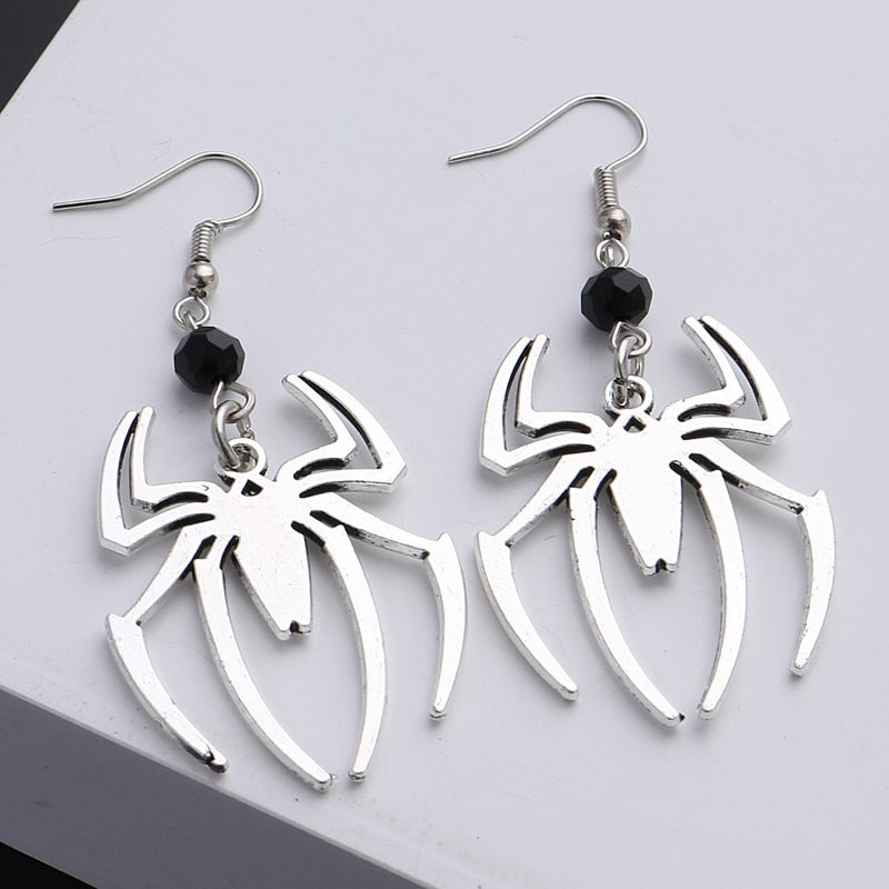 Boho-Ohrhänger mit dunkler Spinne