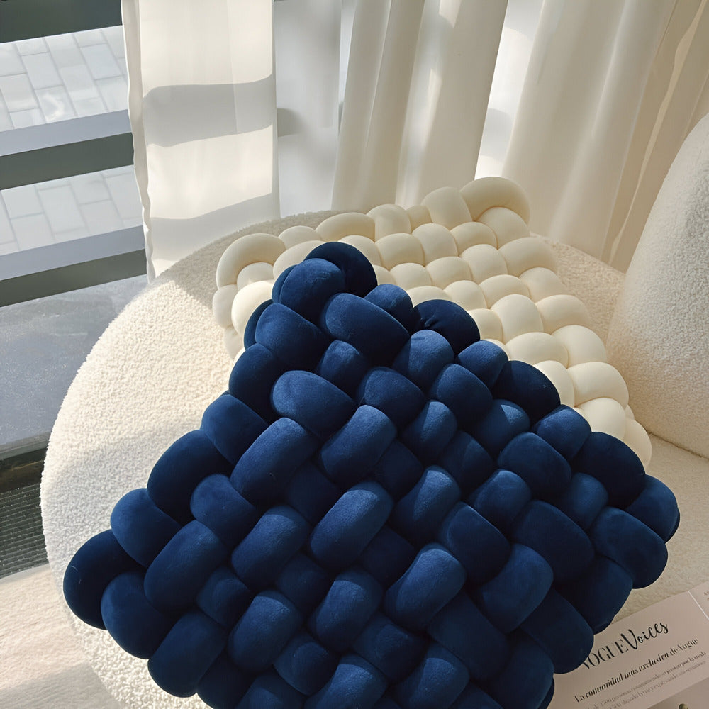 Stilvolles Kissen mit verziertem Knopfdetail