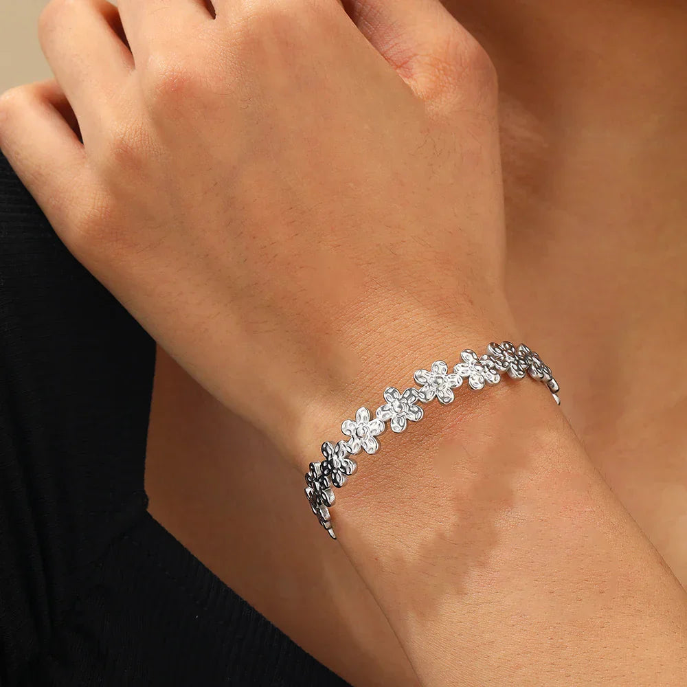 Stilvoller Armreif mit gemustertem Blumenmuster