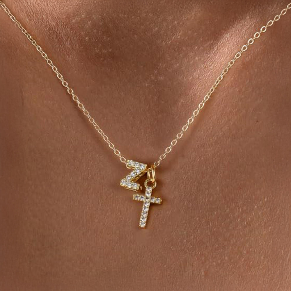 Zarte Halskette mit Diamantanhänger in Initialen- und Kreuzform