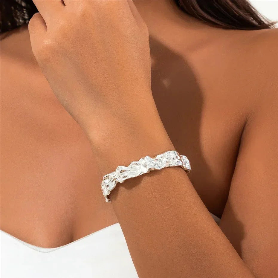 Einzigartiges Armband mit rauem Steinmuster