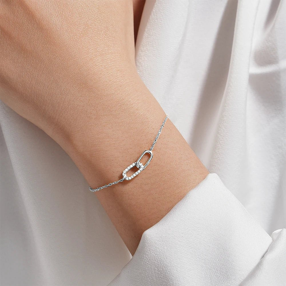 Zeitloser Armreif aus Sterlingsilber mit Diamantakzenten