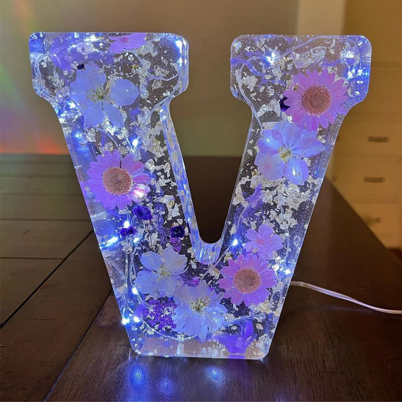 Hübsche Tischlampe mit Blumengirlande
