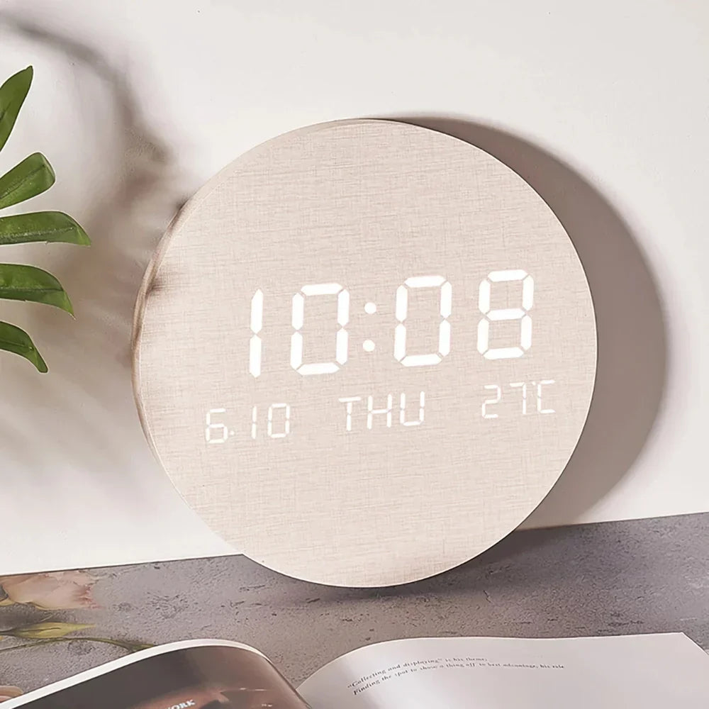 Rustikale LED-Wanduhr aus Holz mit Temperaturanzeige
