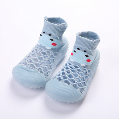 Niedliche Babysocken mit Tiermuster
