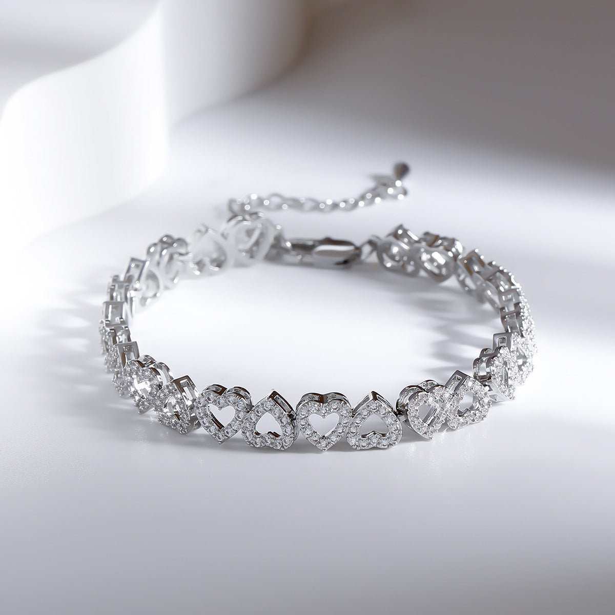Romantisches herzförmiges Diamantarmband