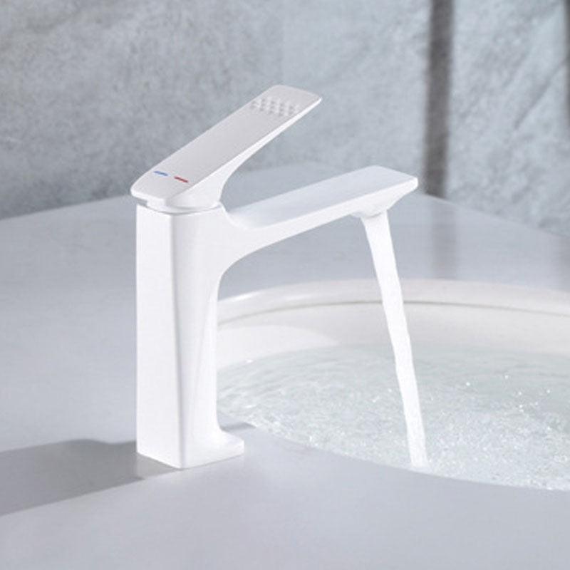 Stilvoller Badezimmer-Wasserhahn, moderner Waschbeckenhahn 