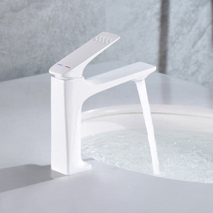 Stilvoller Badezimmer-Wasserhahn, moderner Waschbeckenhahn 