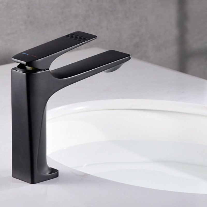 Stilvoller Badezimmer-Wasserhahn, moderner Waschbeckenhahn 