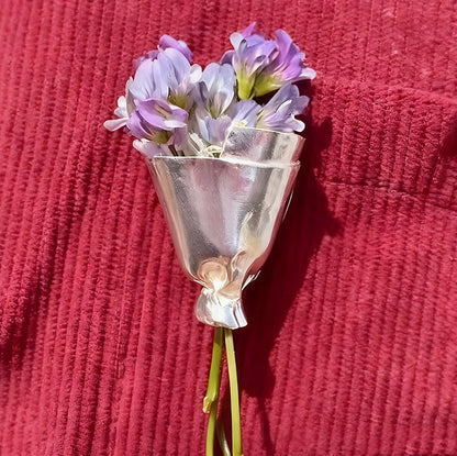 Brosche mit floralem Perlenmuster