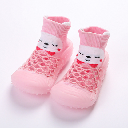 Niedliche Babysocken mit Tiermuster