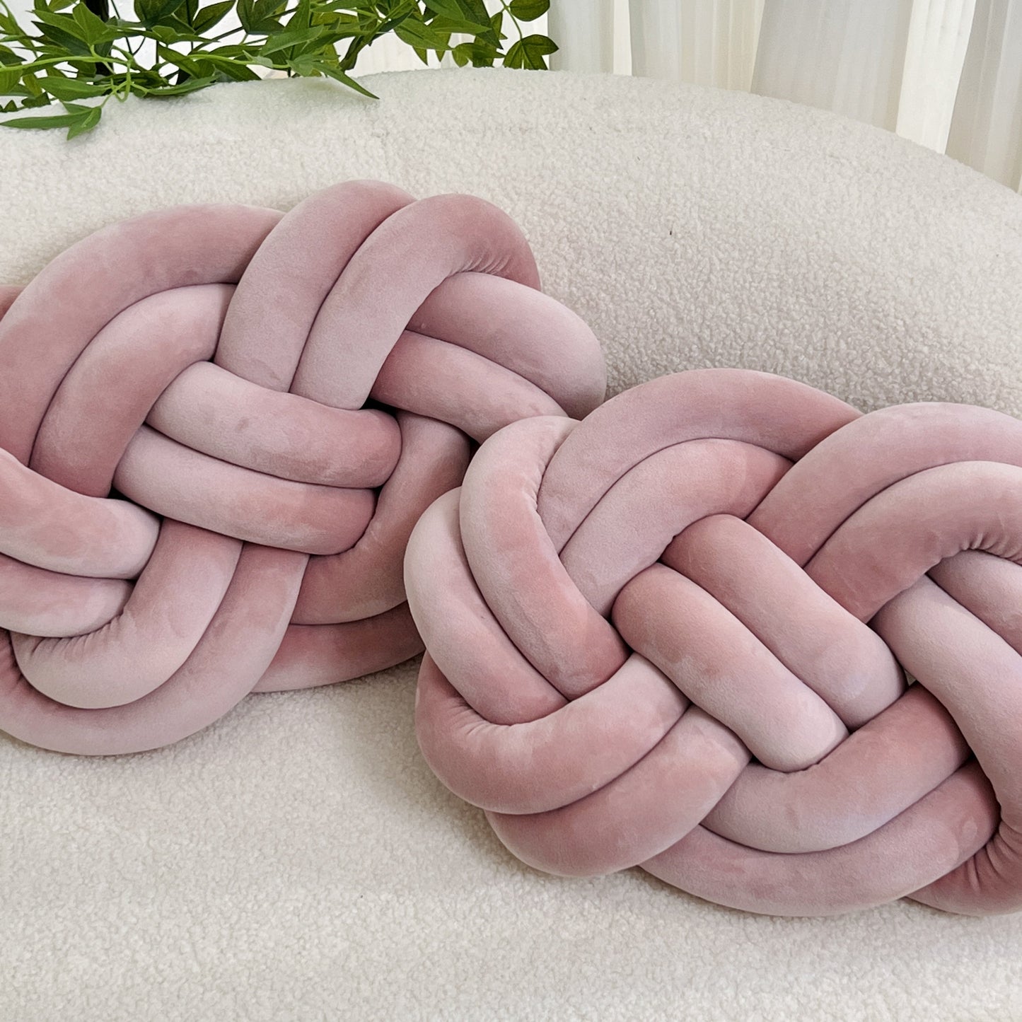 Plüschiges Wolkenkissen mit Knopfdetails