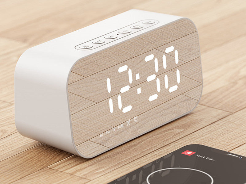 Kompakter Bluetooth-Lautsprecher mit Subwoofer und Uhr