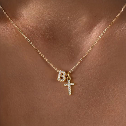 Zarte Halskette mit Diamantanhänger in Initialen- und Kreuzform