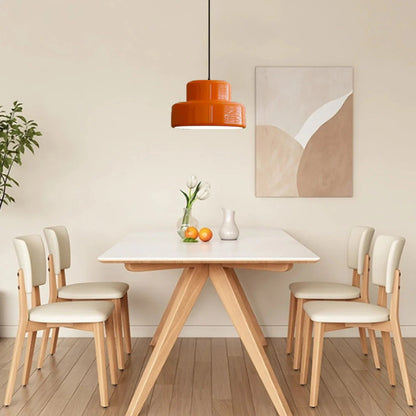 Warme Pendelleuchte im Bauhaus-Stil