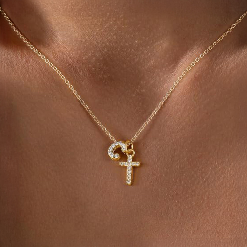 Zarte Halskette mit Diamantanhänger in Initialen- und Kreuzform