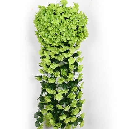 Wunderschöne Wanddekoration aus künstlichen Blumen