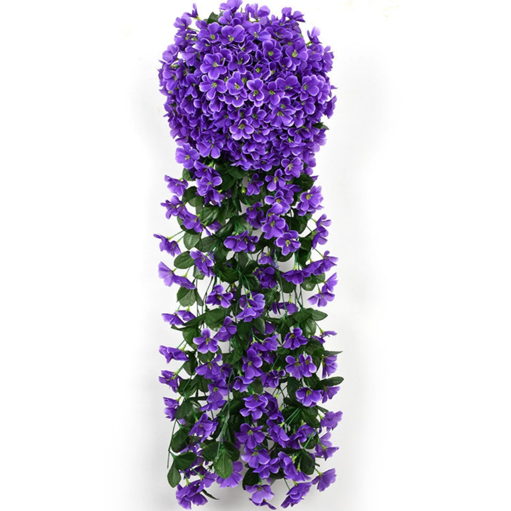 Wunderschöne Wanddekoration aus künstlichen Blumen