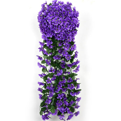 Wunderschöne Wanddekoration aus künstlichen Blumen