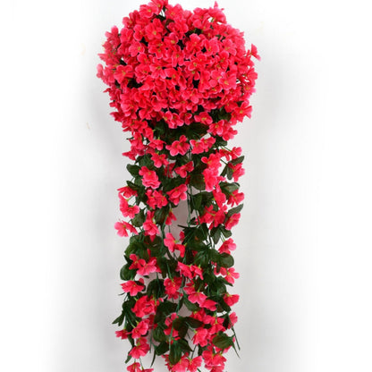 Wunderschöne Wanddekoration aus künstlichen Blumen