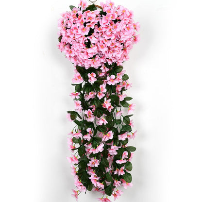 Wunderschöne Wanddekoration aus künstlichen Blumen