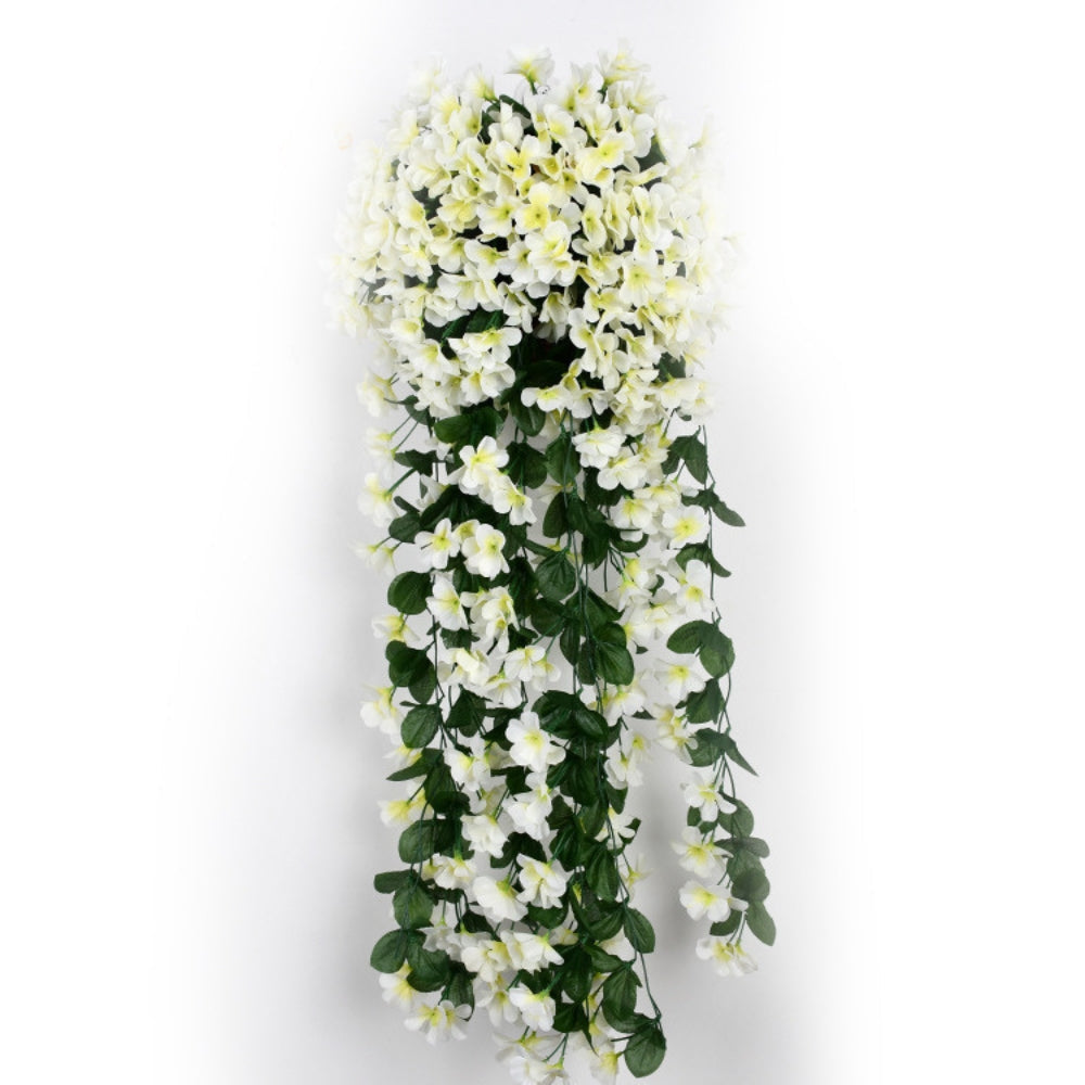 Wunderschöne Wanddekoration aus künstlichen Blumen