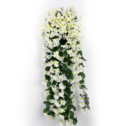 Wunderschöne Wanddekoration aus künstlichen Blumen