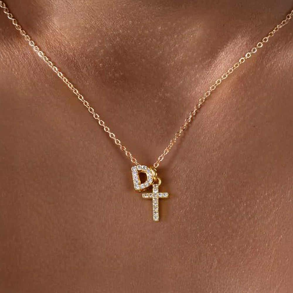 Zarte Halskette mit Diamantanhänger in Initialen- und Kreuzform