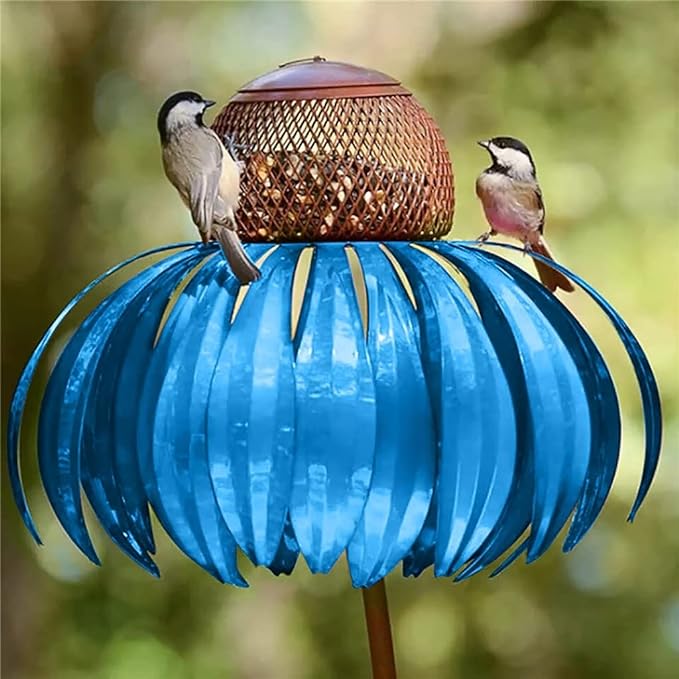Rustikales Vogelhäuschen aus Metall mit Blumenmuster