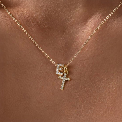 Zarte Halskette mit Diamantanhänger in Initialen- und Kreuzform