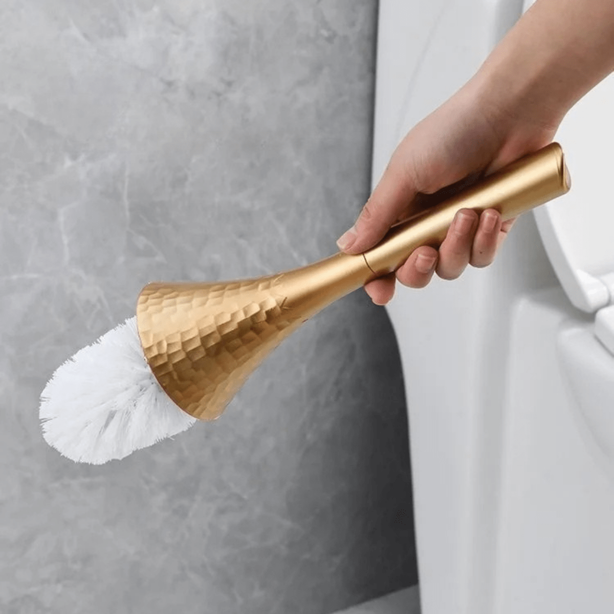 Elegant Gold Toilet Brush with Ergonomic Handle and Stylish Holder – Durable Bathroom Accessory for Modern Decor 7