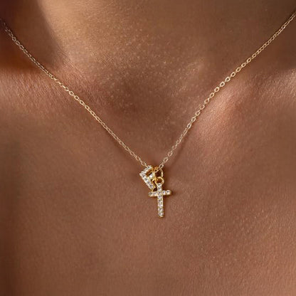 Zarte Halskette mit Diamantanhänger in Initialen- und Kreuzform