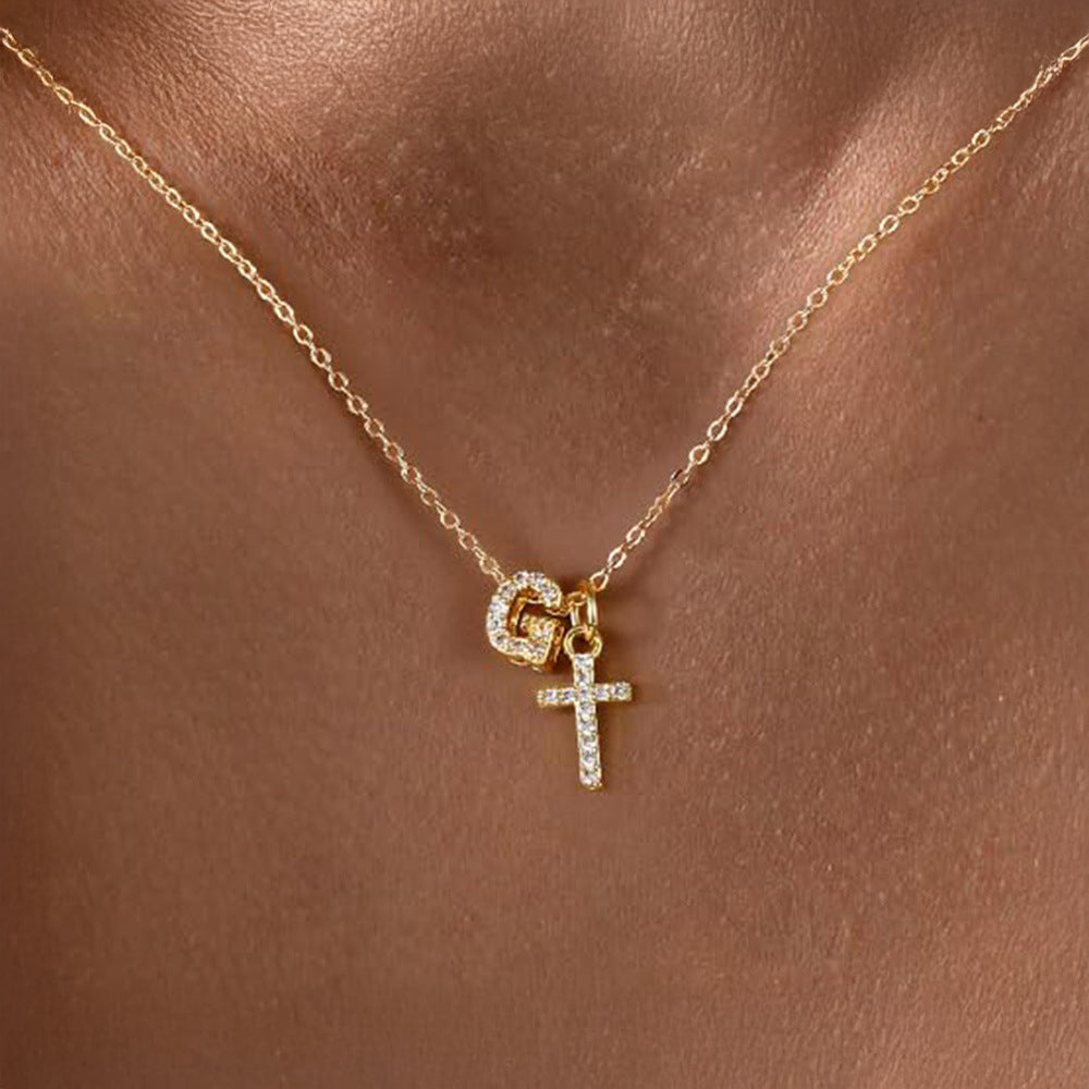 Zarte Halskette mit Diamantanhänger in Initialen- und Kreuzform