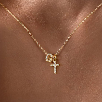 Zarte Halskette mit Diamantanhänger in Initialen- und Kreuzform