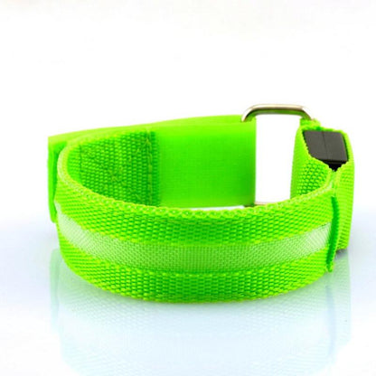 Sichtbares LED-Armband für mehr Sicherheit beim Laufen in der Nacht