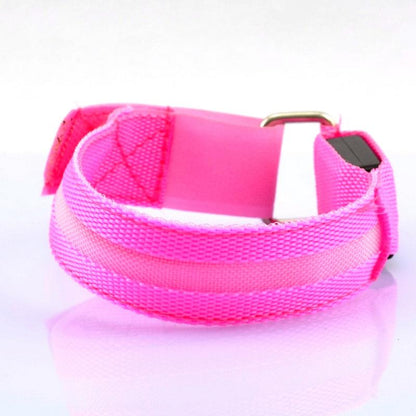 Sichtbares LED-Armband für mehr Sicherheit beim Laufen in der Nacht