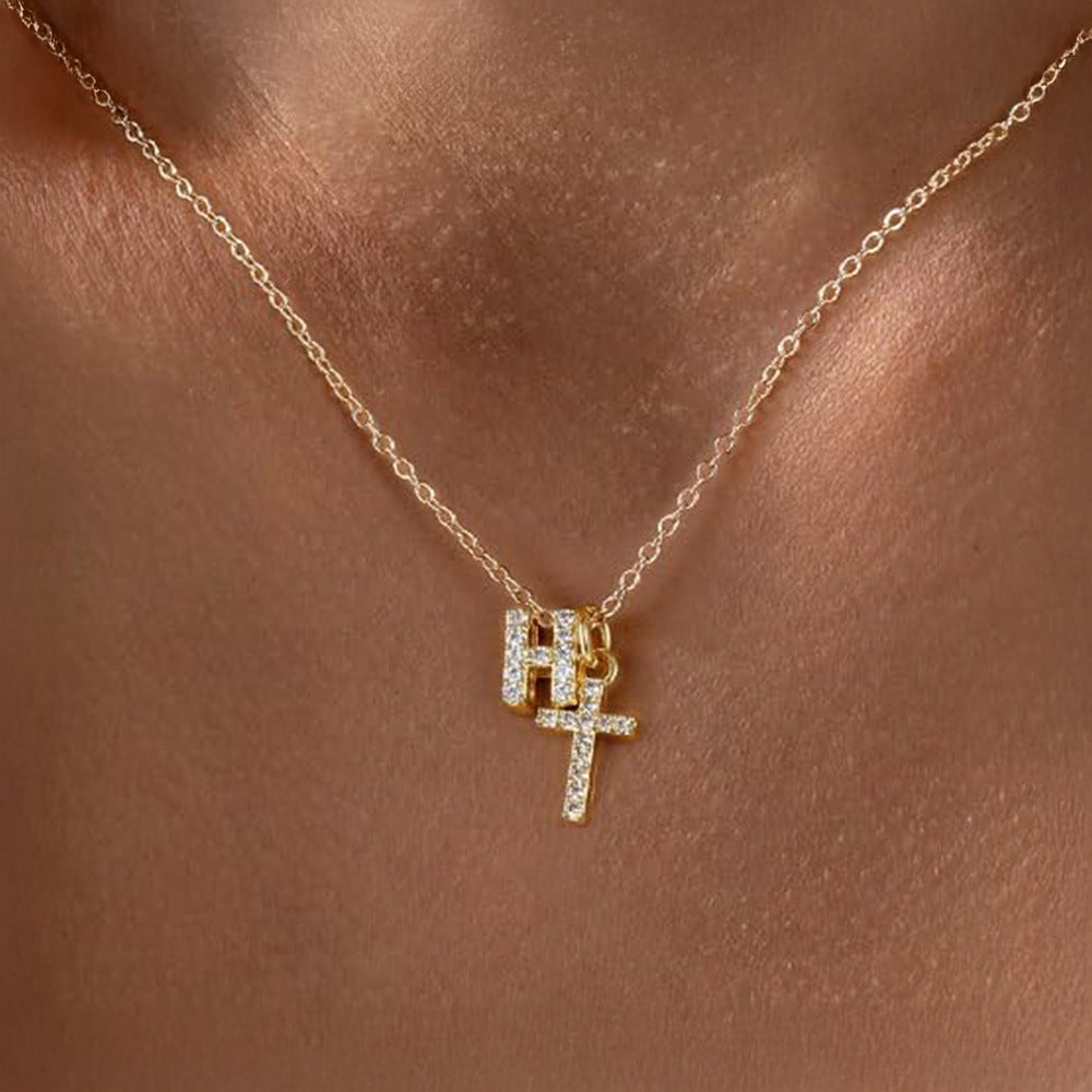 Zarte Halskette mit Diamantanhänger in Initialen- und Kreuzform