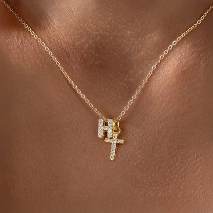 Zarte Halskette mit Diamantanhänger in Initialen- und Kreuzform