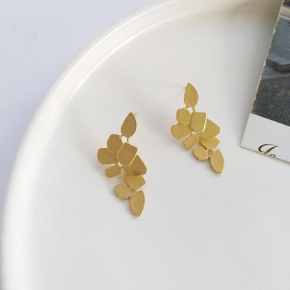 Ohrringe im Vintage-Stil mit Blattanhänger