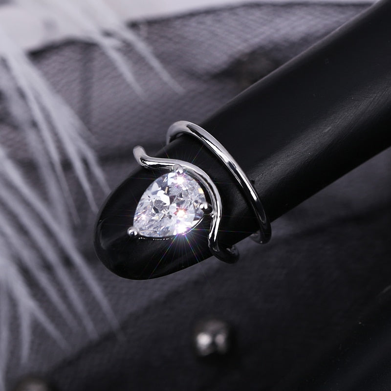 Schmale, kantige Stapelringe aus Metall