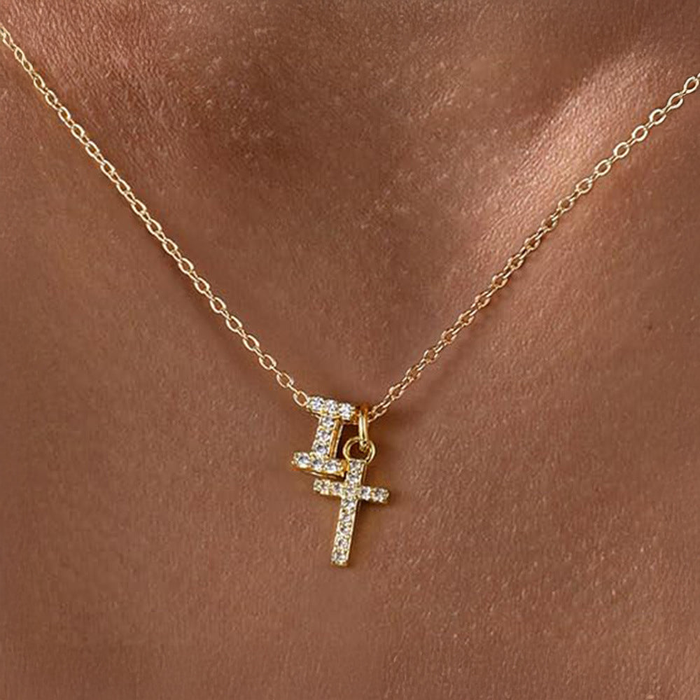 Zarte Halskette mit Diamantanhänger in Initialen- und Kreuzform