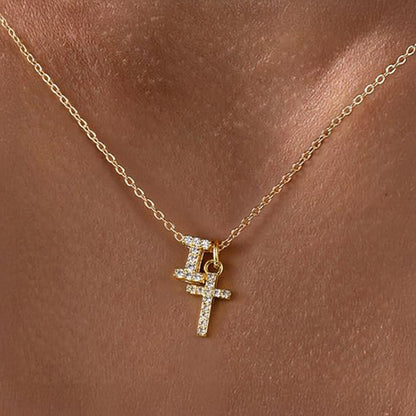 Zarte Halskette mit Diamantanhänger in Initialen- und Kreuzform