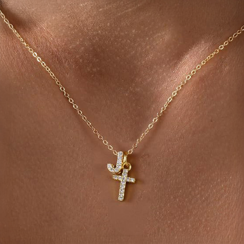 Zarte Halskette mit Diamantanhänger in Initialen- und Kreuzform