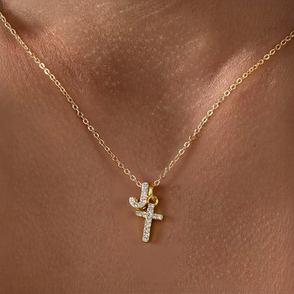 Zarte Halskette mit Diamantanhänger in Initialen- und Kreuzform
