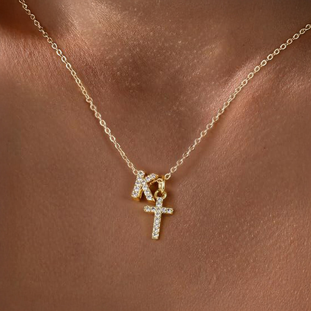 Zarte Halskette mit Diamantanhänger in Initialen- und Kreuzform