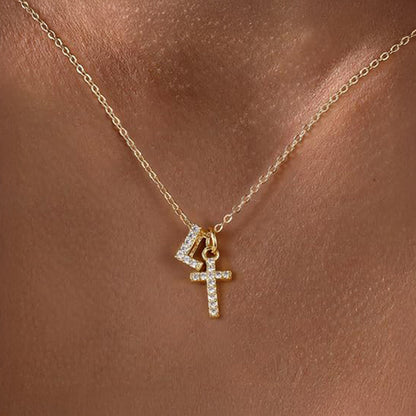 Zarte Halskette mit Diamantanhänger in Initialen- und Kreuzform