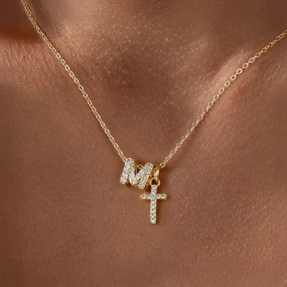 Zarte Halskette mit Diamantanhänger in Initialen- und Kreuzform