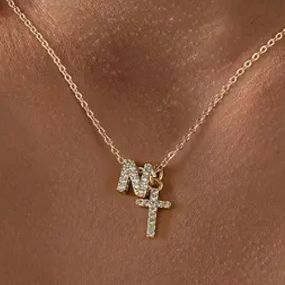 Zarte Halskette mit Diamantanhänger in Initialen- und Kreuzform