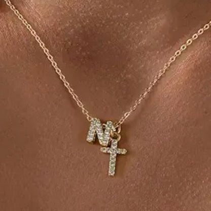Zarte Halskette mit Diamantanhänger in Initialen- und Kreuzform